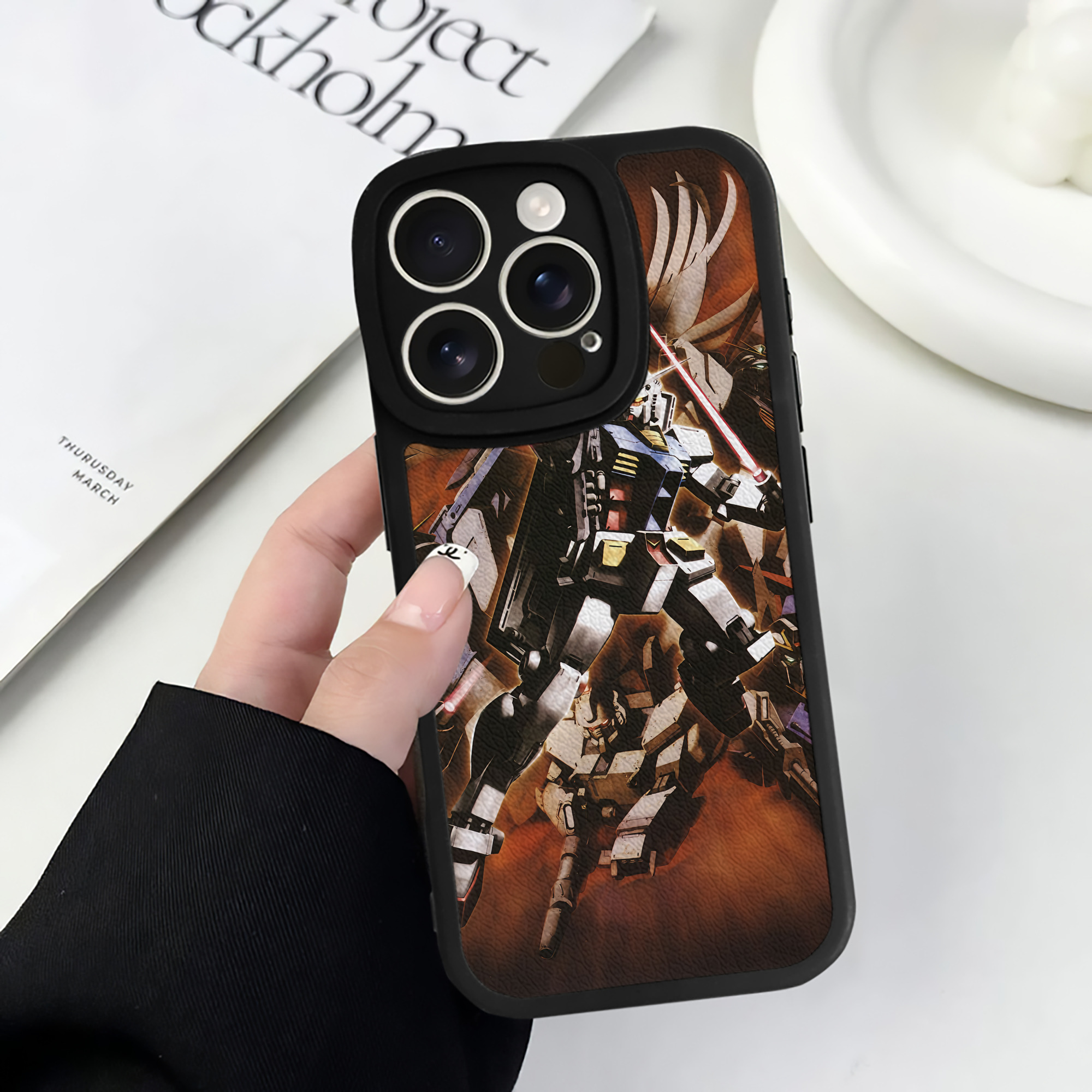 （画像用） 機動戦士ガンダム Mobile Suit Gundam 【iPhone 16シリーズ対応】シリコンスマホケース（レザー調） 材質：シリコン